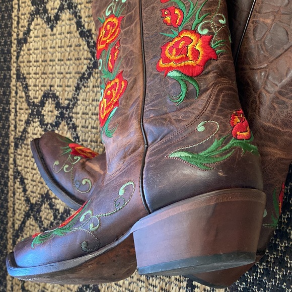 Excellence in motion wearing a fabulous Johnny Ringo boots🌺🌸🌺 - Picture 12 of 15